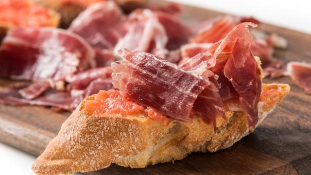 Las tapas que tienes que probar sí o sí si estás en Zaragoza: una de ellas se llama 'el guardia civil'