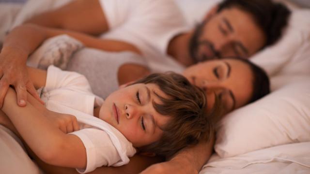 Imagen de una familia durmiendo plácidamente.