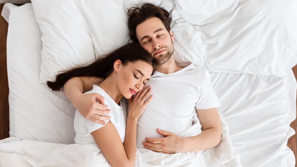 Pareja durmiendo junta