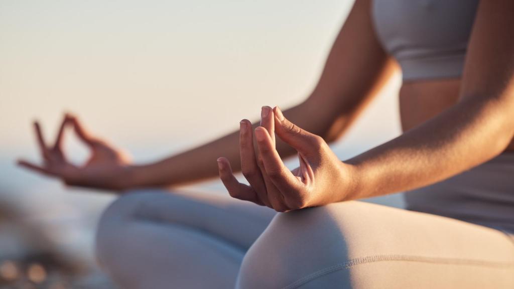 Mujer realizando postura de yoga.