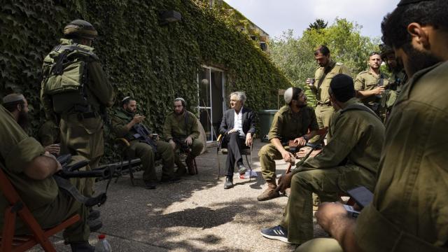 Bernard-Henri Lévy con militares israelíes.