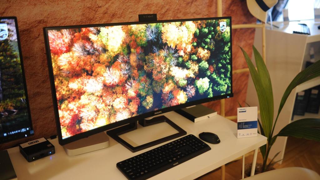 Modelo Philips de 40 pulgadas con webcam integrada.