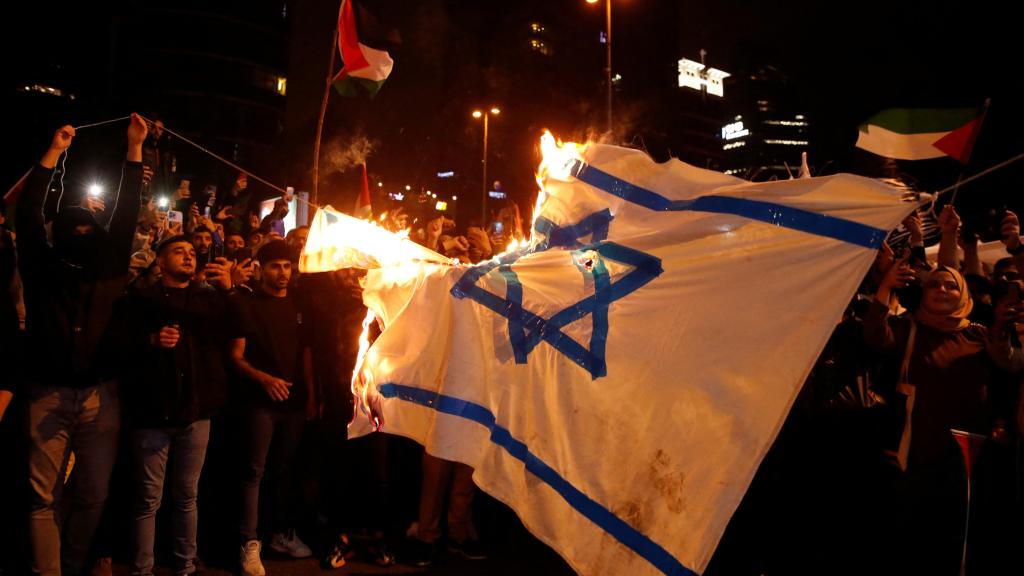 Un grupo de manifestantes quema la bandera de Israel en Estambul.