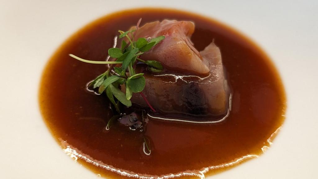 Mezclas sorprendentes como este bonito con salsa de callos