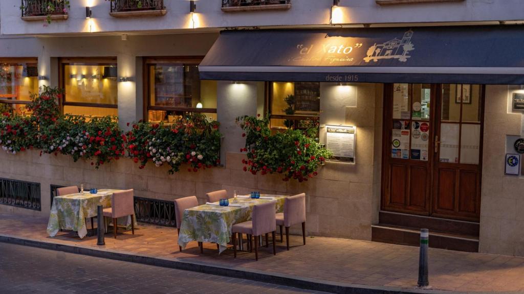 La fachada del restaurante alicantino El Xato.