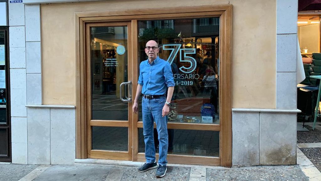 Mario en la puerta de la pastelería ubicada en Medina de Rioseco