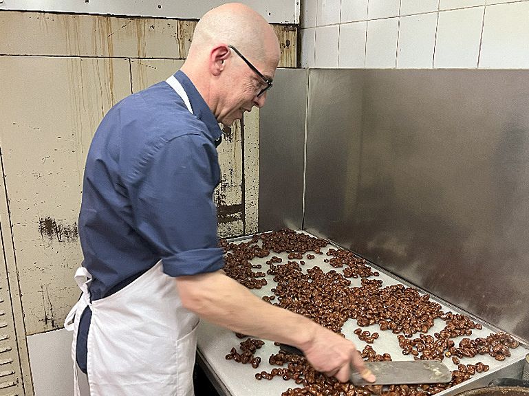 Mario haciendo almendras garrapiñadas