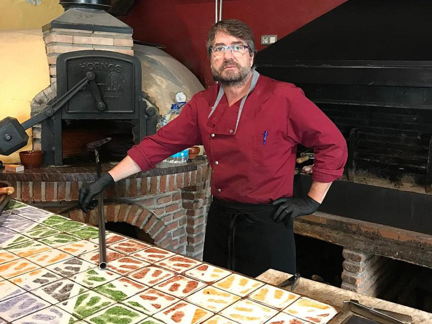 El dueño del negocio en su restaurante