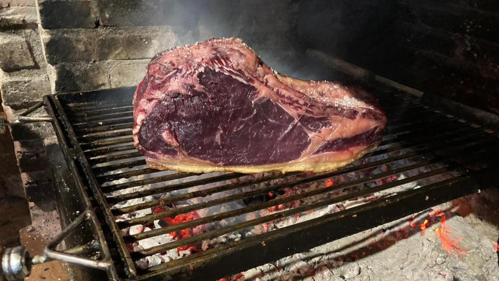Carne cocinándose en el Restaurante Asador El Caballero de Olmedo