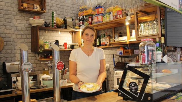 La polaca Anna Wisniewska muestra pierogi en su puesto de mercado de Vallehermoso.