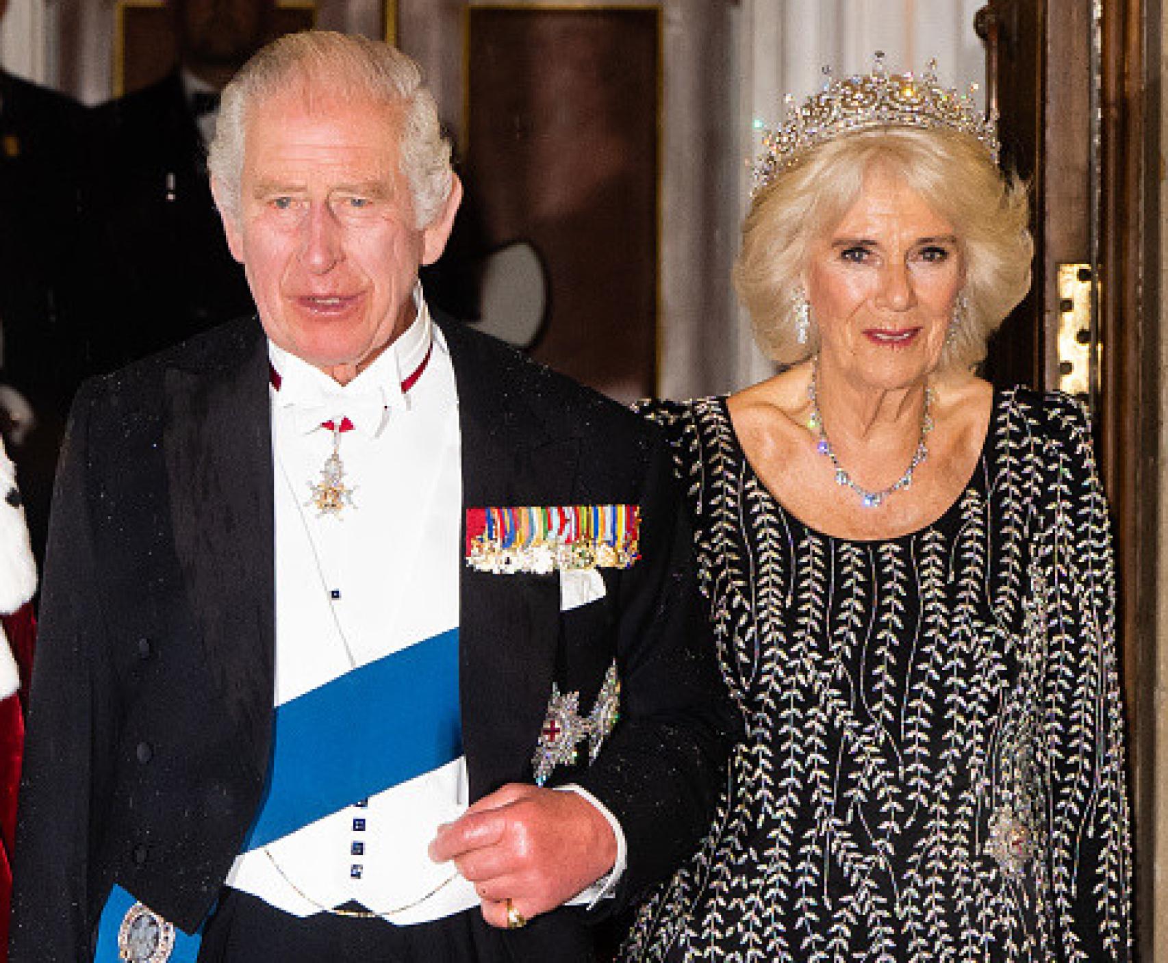 Carlos III y Camila, vestidos de gala,