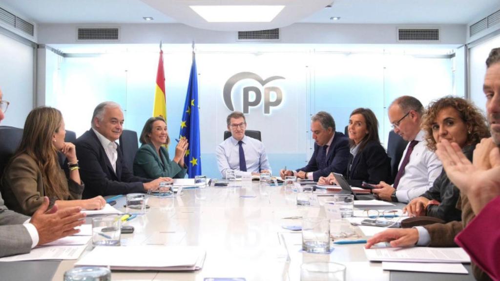 Comité de Dirección del PP con Carmen Fúnez a la derecha, mirando a cámara junto a Elías Bendodo