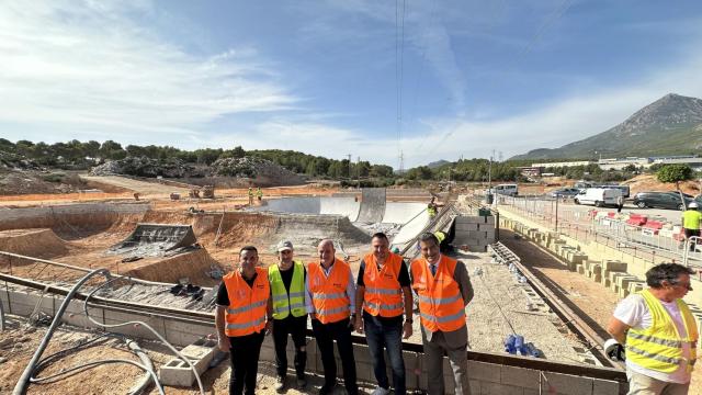 El presidente de la Federación Española de Patinaje visita las obras.