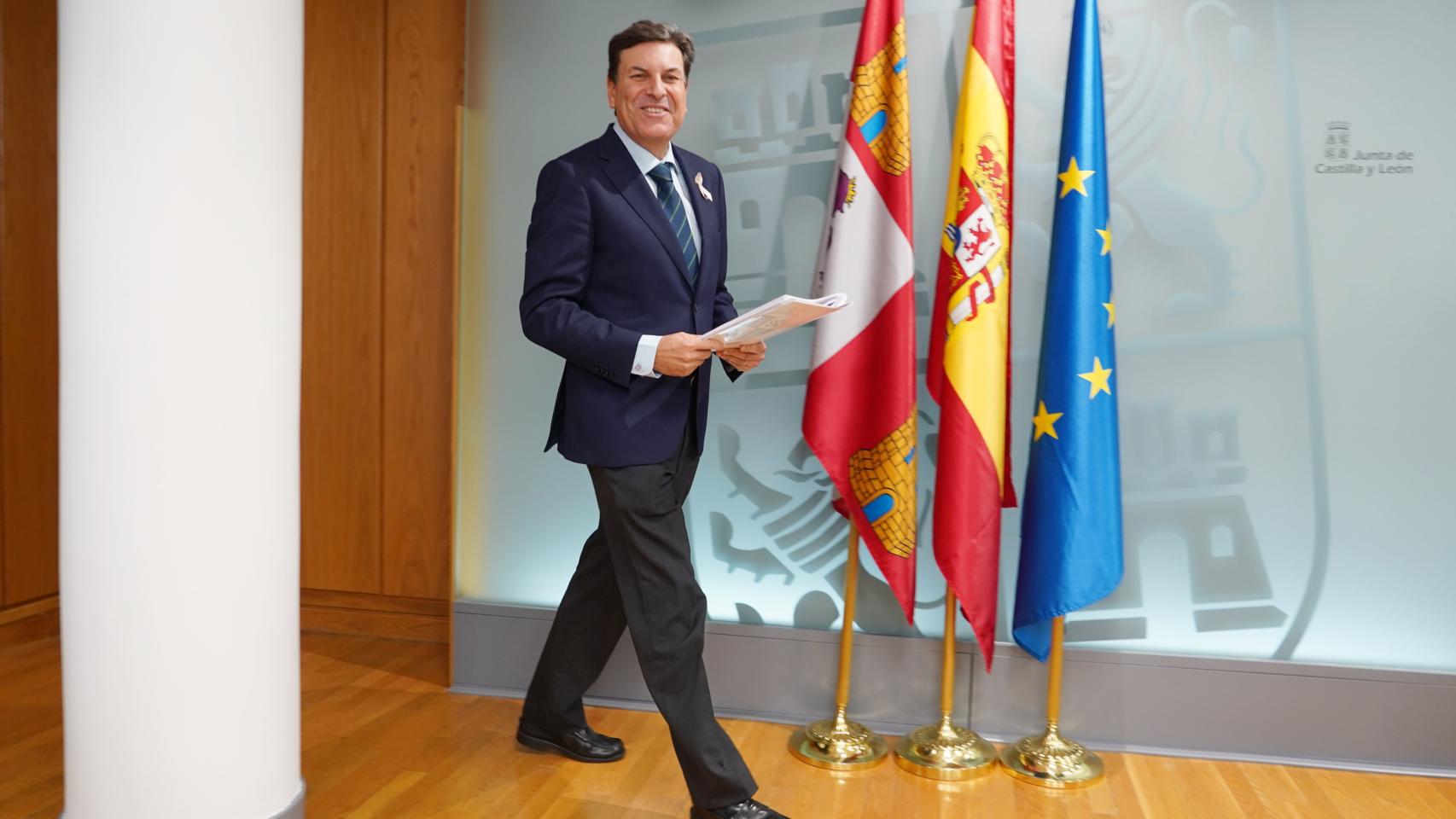 El consejero de Economía y Hacienda y portavoz, Carlos Fernández Carriedo, comparece en rueda de prensa posterior al Consejo de Gobierno.