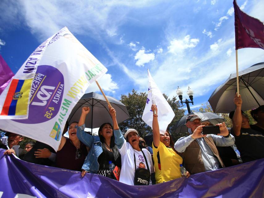 Simpatizantes del presidente electo Daniel Noboa se congregan hoy para celebrar frente al Palacio de Gobierno.