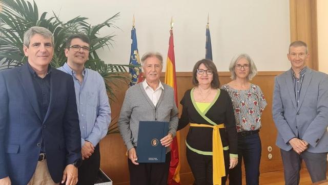 La firma del acuerdo entre la UA y la Fundación Parejo.