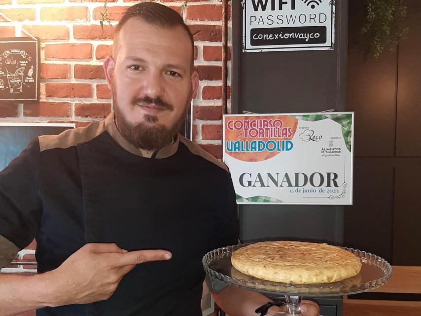 Pablo con la tortilla en el antiguo local