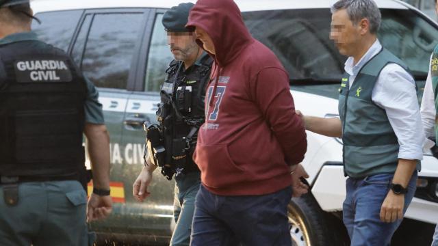 Efectivos de la Guardia Civil trasladan al presunto asesino de Elisa Abruñedo.