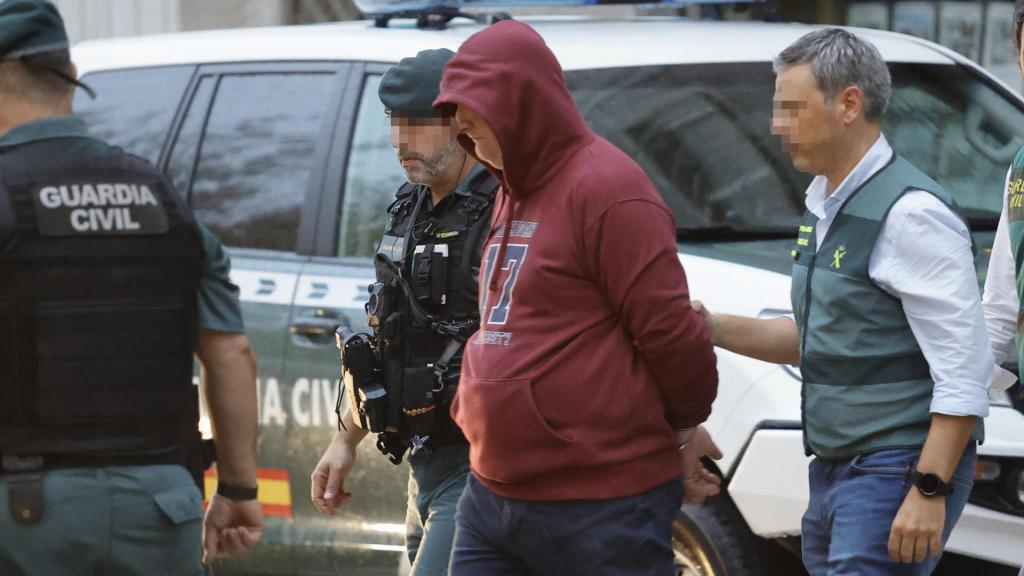 Efectivos de la Guardia Civil trasladan al presunto asesino de Elisa Abruñedo.
