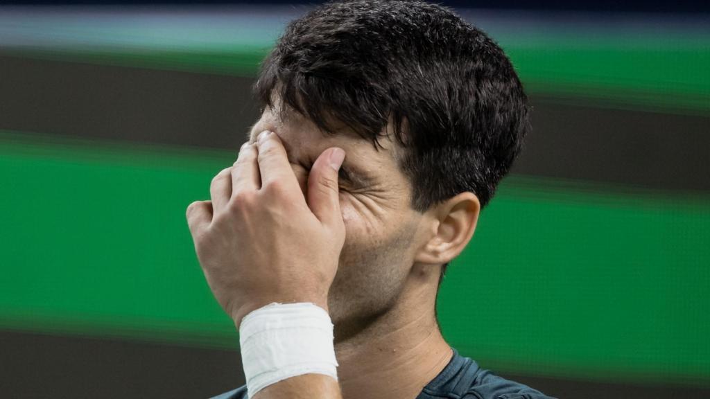 Carlos Alcaraz se lamenta durante un punto en el Masters 1000 de Shanghái.