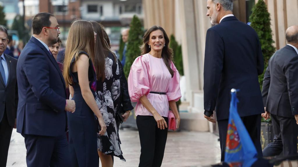 Letizia ha sorprendido con su 'look' bicolor.