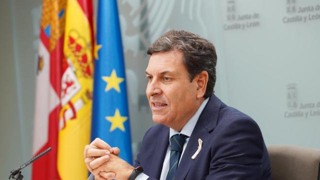 El consejero de Economía y Hacienda y portavoz, Carlos Fernández Carriedo, comparece en rueda de prensa posterior al Consejo de Gobierno.
