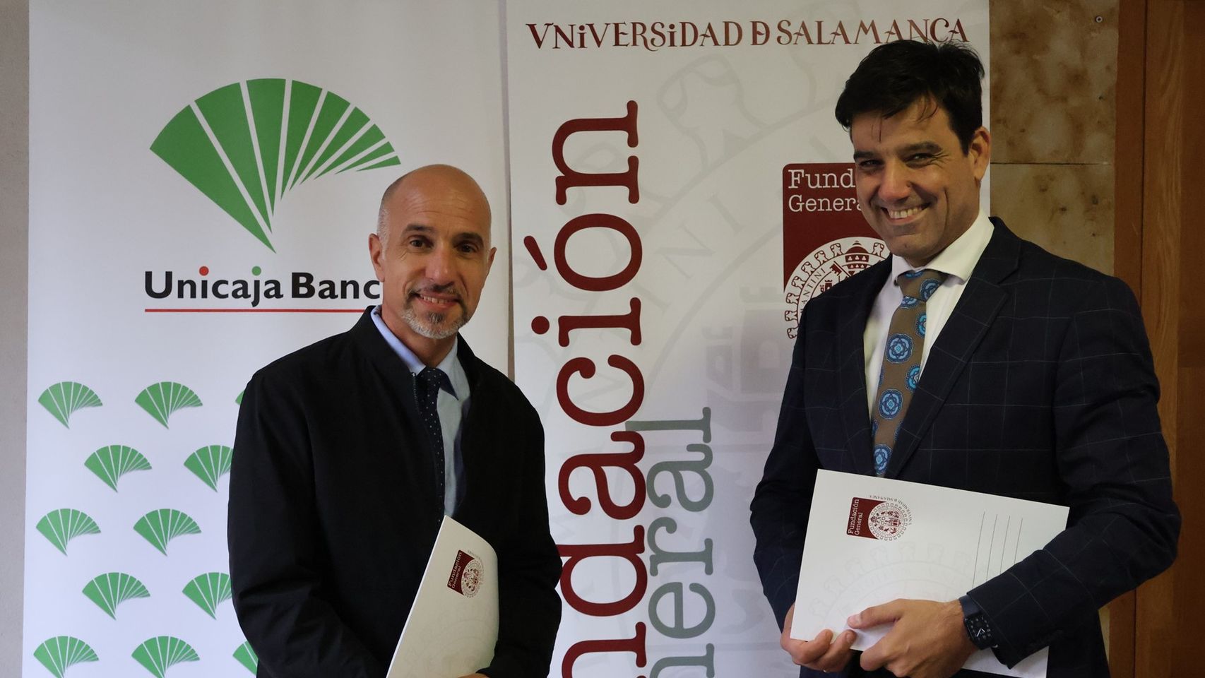 El director gerente de la Fundación, Óscar González Benito, y el director de Banca Comercial en Castilla y León Sur de Unicaja Banco, Manuel Rubio, durante la firma del convenio