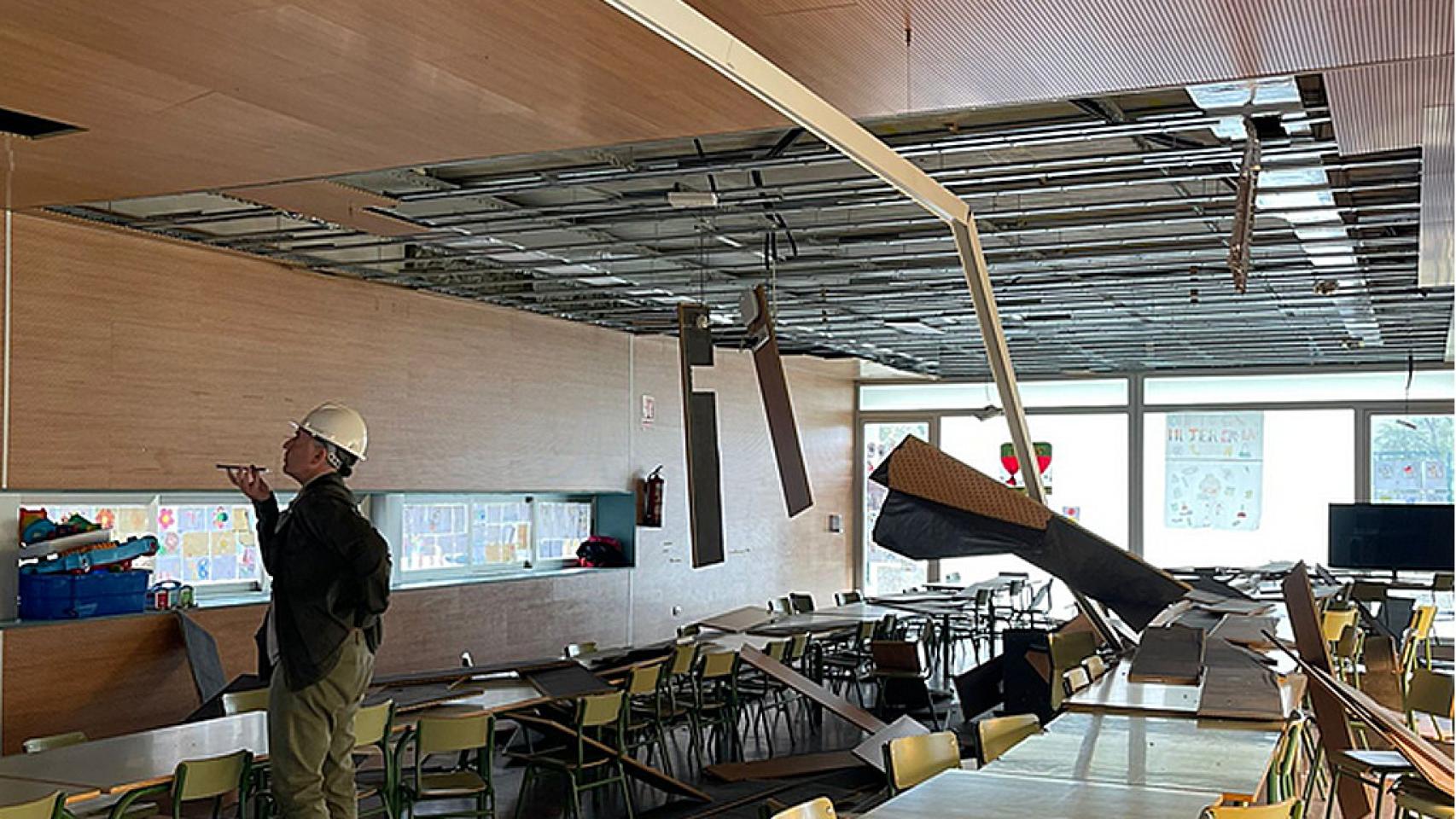 El techo del comedor tras su caída en el colegio de Aldeamayor