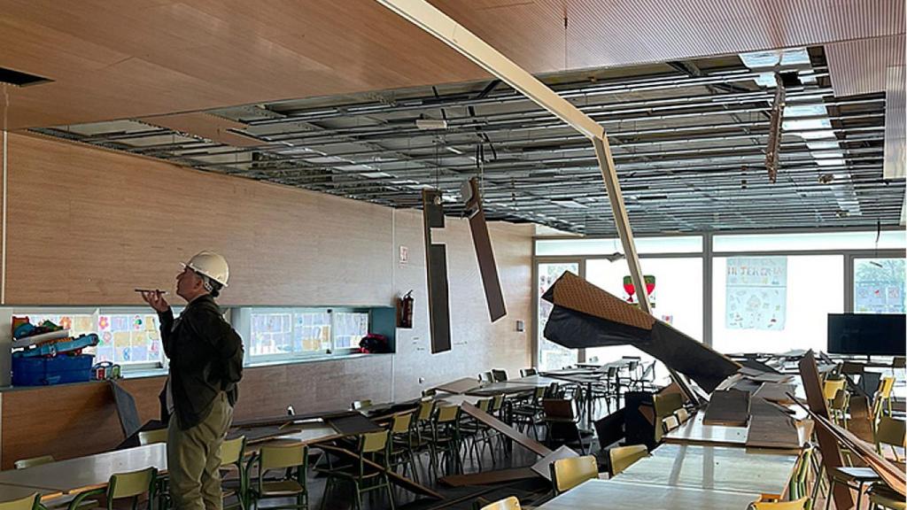 El techo del comedor tras su caída en el colegio de Aldeamayor