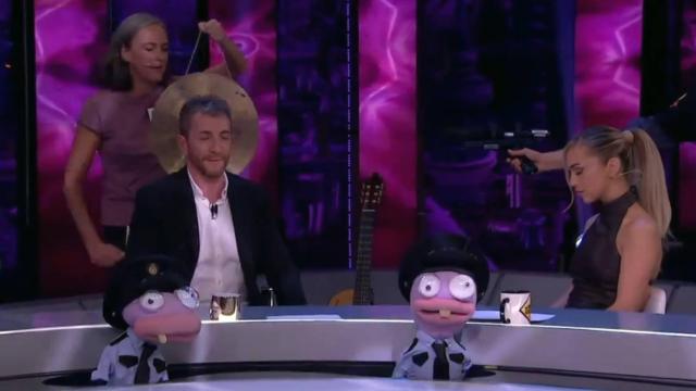 La terapeuta musical golpe el gong detrás del presentador de televisión y la cantante Ana Mena.