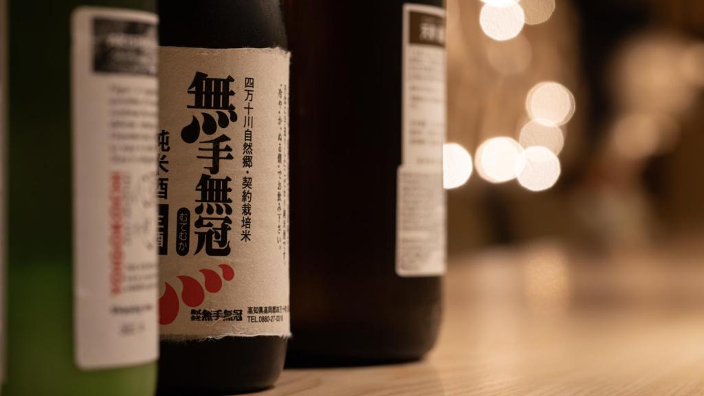Botellas de sake en el restaurante hispalense Kinu