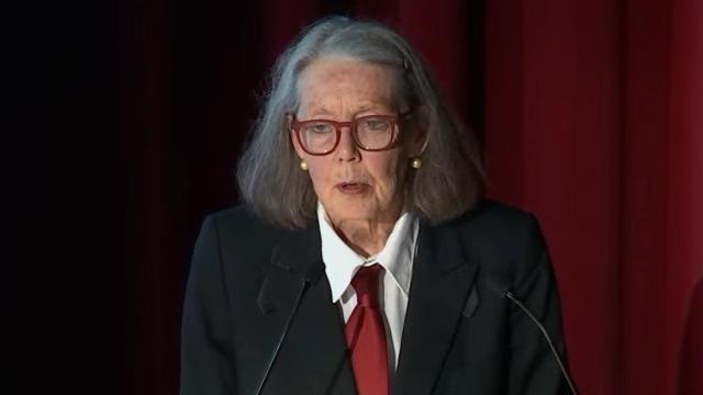 Anne Carson en el auditorio del Museo del Prado