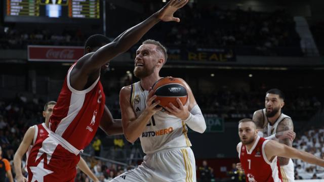 Musa entra a canasta en el partido ante el Armani Milán.