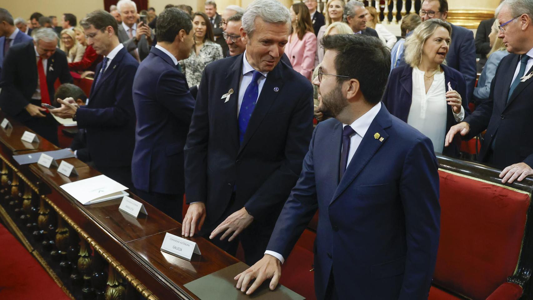 Alfonso Rueda (PP), presidente de Galicia, habla con el presidente de la Generalitat de Cataluña, Pere Aragonès.