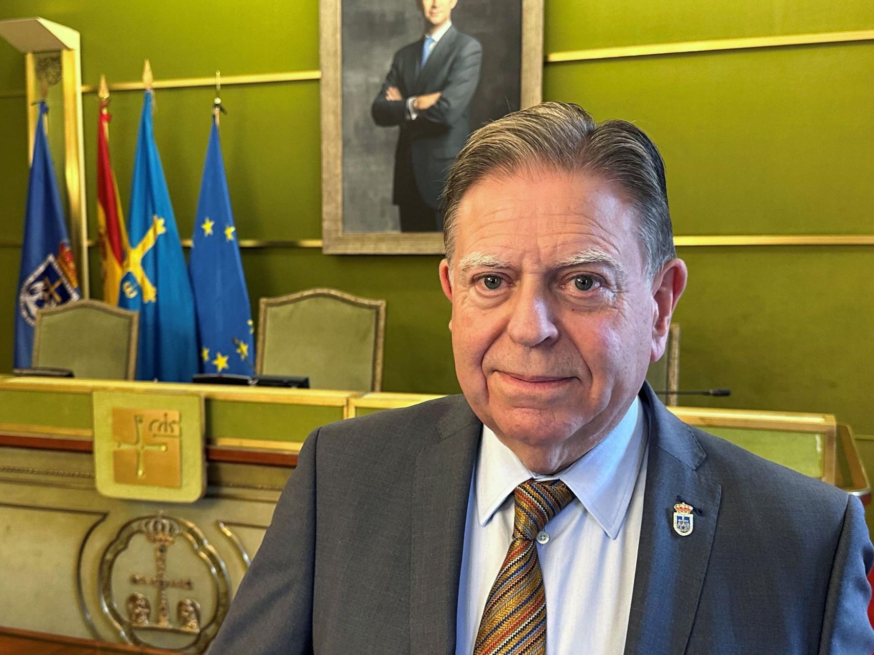 Alberto Canteli, alcalde de Oviedo por el PP, posa en su despacho.