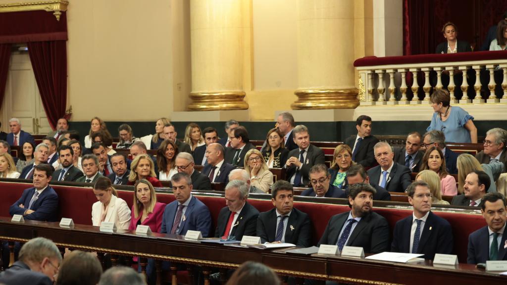 La mayoría de barones del PP, este jueves en el Senado.
