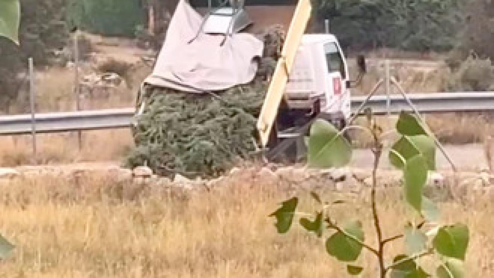 Un vecino del municipio tirando basura donde no está permitido.