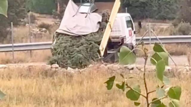 Un vecino del municipio tirando basura donde no está permitido.