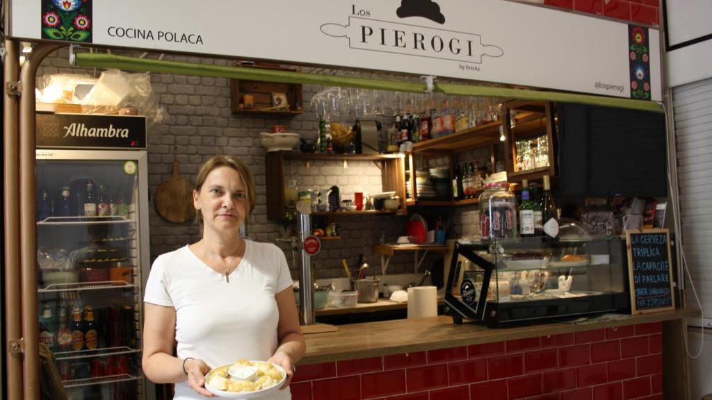 Anna en Los Pierogi by Anicka es el puesto del Mercado de Vallehermoso.