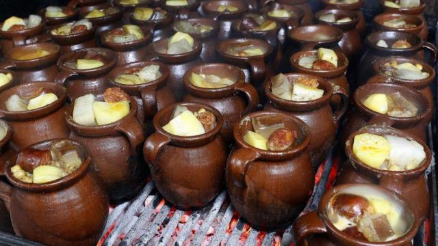 Preparación de los cocidos madrileños en jarras de barro.