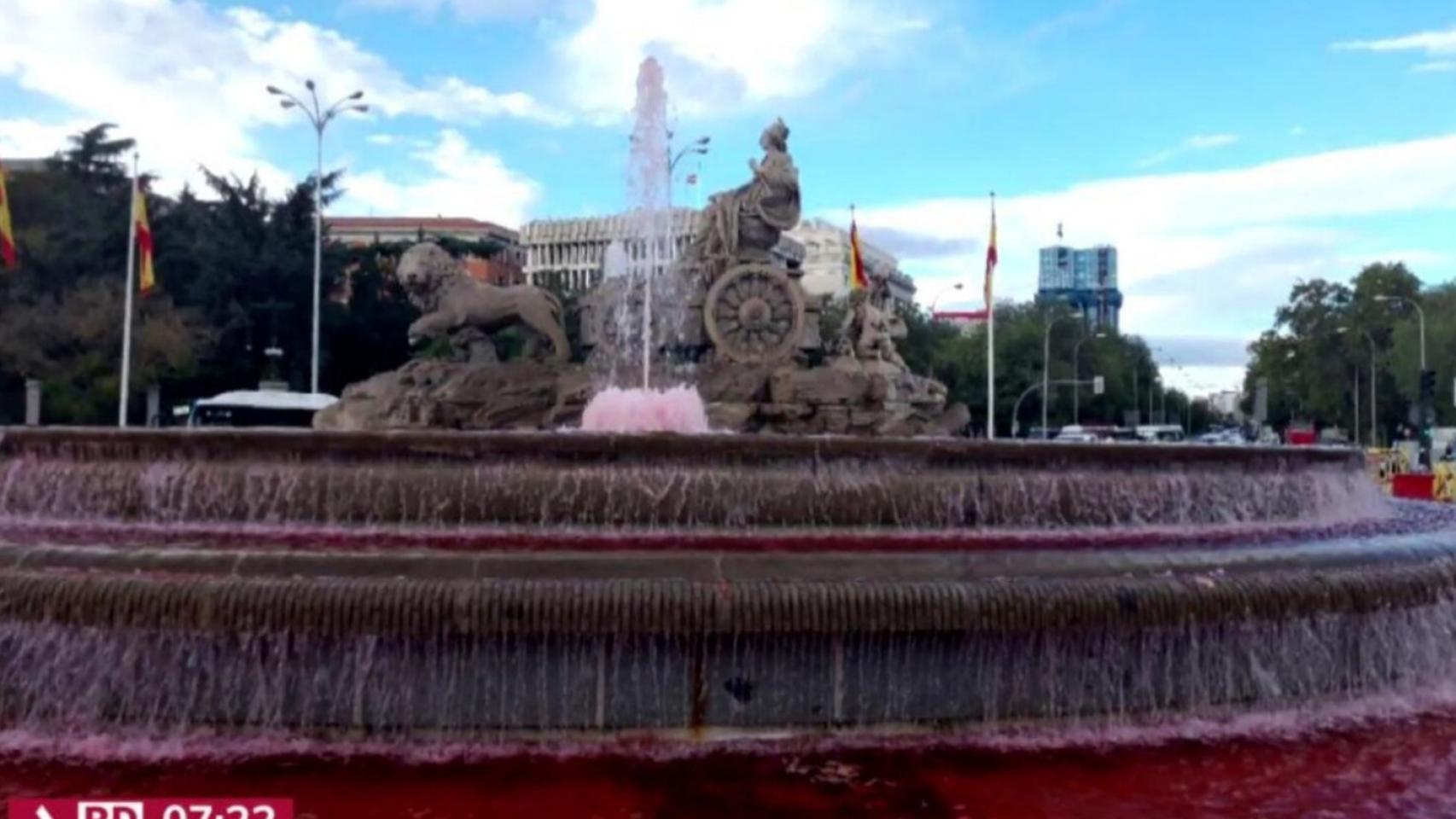 La Cibeles teñida de rojo por activistas propalestinos.