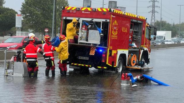 Los bomberos durante una intervención.