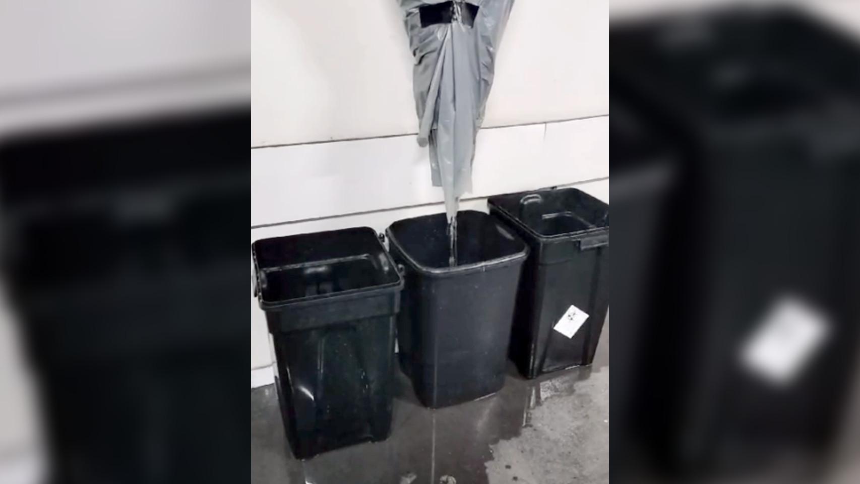 Cubos recogiendo agua en el Hospital Infanta Leonor de Vallecas.