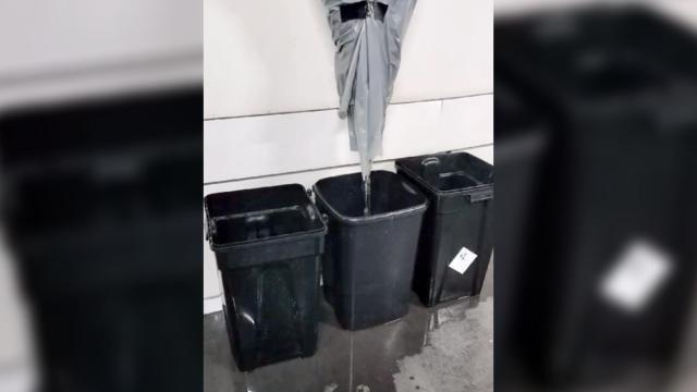 Cubos recogiendo agua en el Hospital Infanta Leonor de Vallecas.