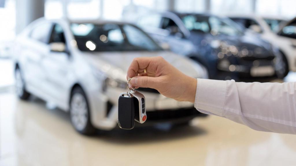 Entrega de las llaves de un coche en un concesionario.