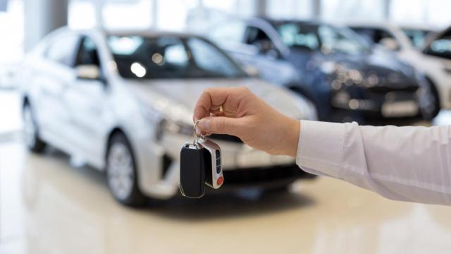 Entrega de las llaves de un coche en un concesionario.