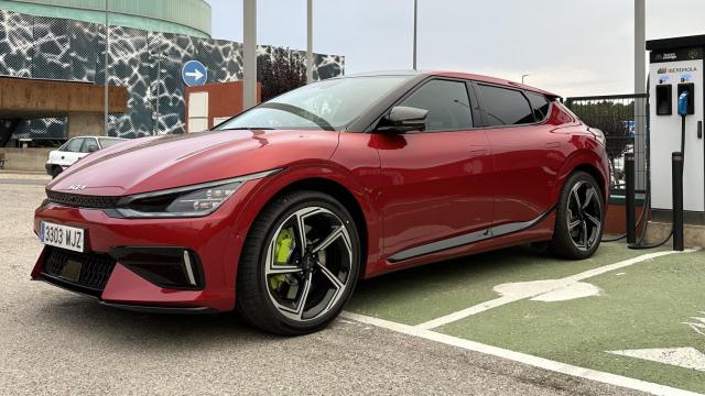 Recarga del Kia EV6 GT en un punto de carga pública de Iberdrola.