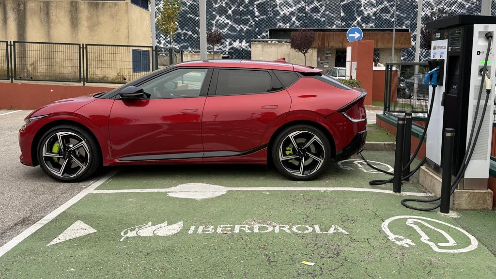 Kia EV6 GT en cargador de Iberdrola.