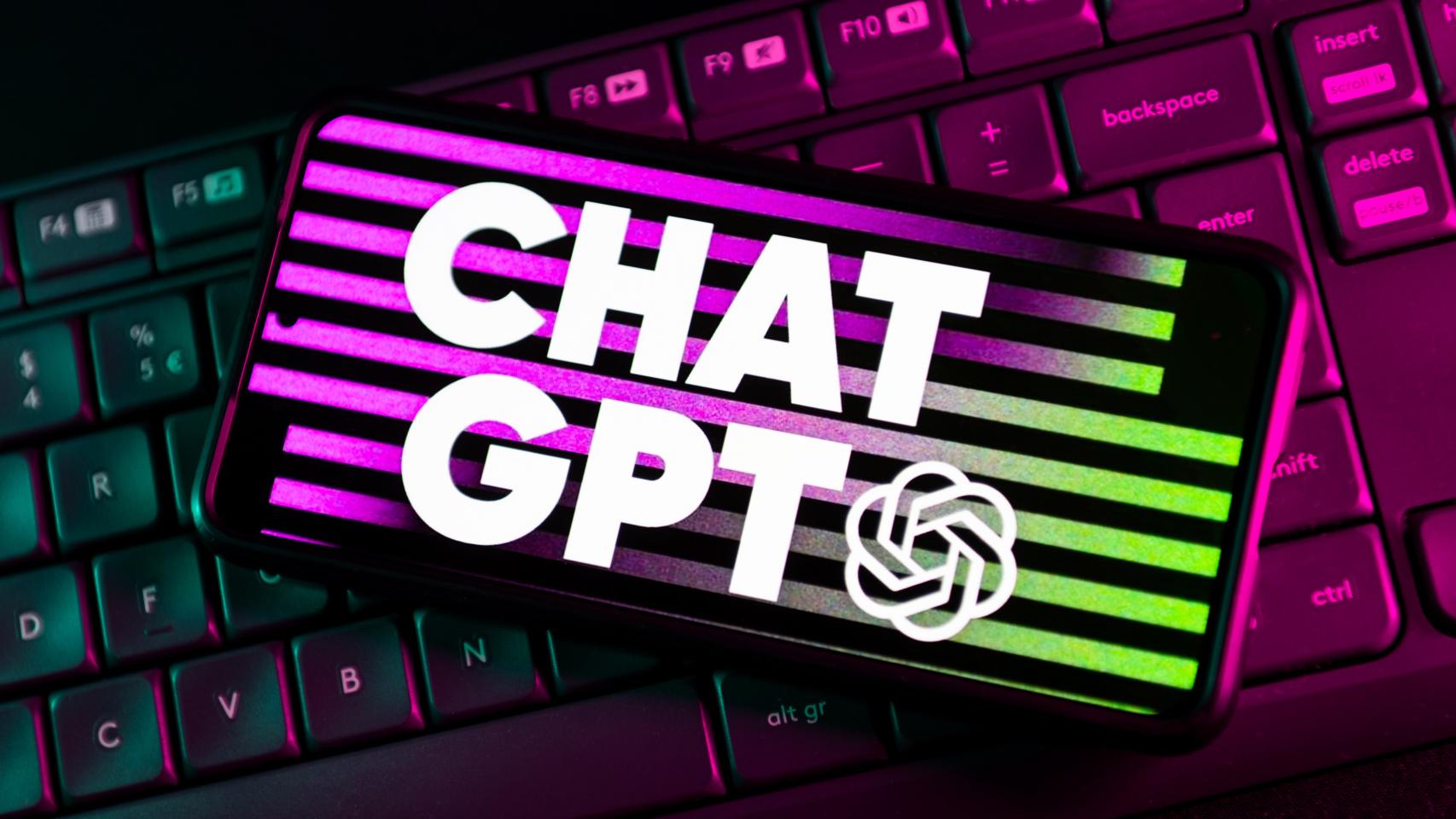Un móvil con el logo de ChatGPT.