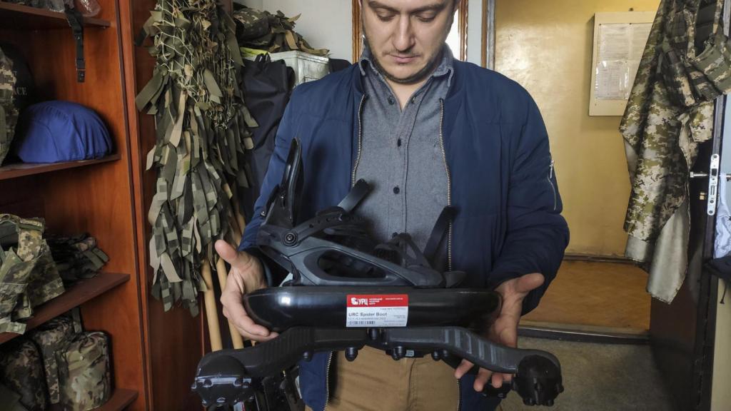Un ingeniero ucraniano sujetando una bota araña.